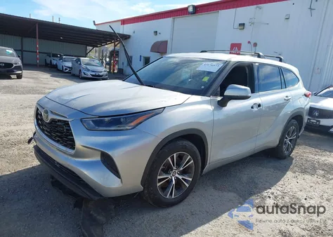 2021 Toyota Highlander L z USA, uszkodzony, nr VIN 5TDCZRAH3MS077203